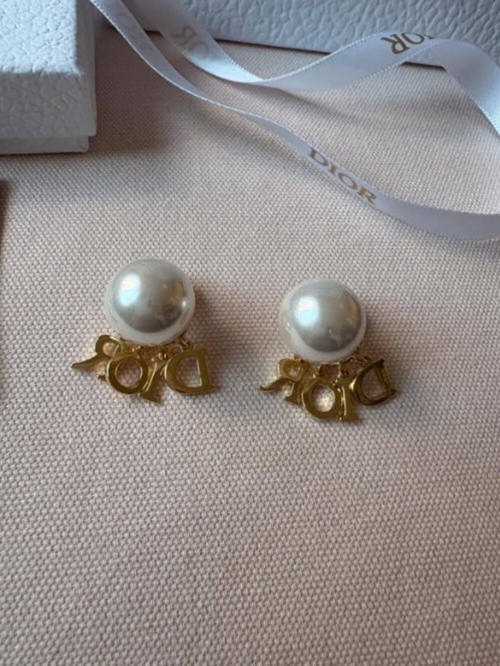 Dior Pearl Earrings with Packaging - Picture 5 of 6
